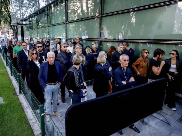 Admiradores hacen cola para entrar en la capilla ardiente en Milán del conocido como rey de la moda, Giorgio Armani.