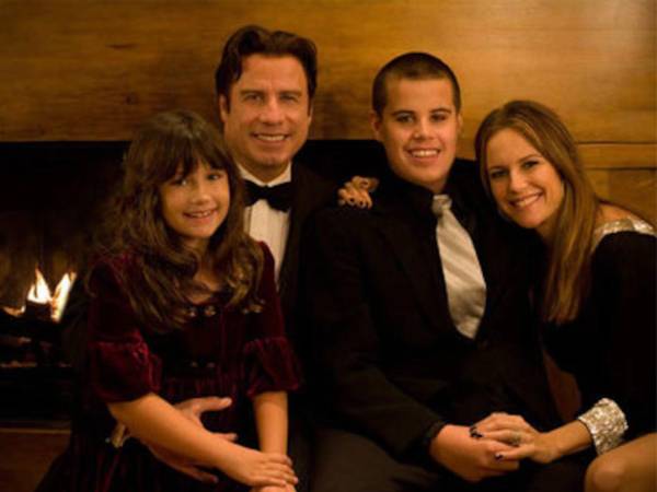 John Travolta junto a su esposa e hijos.