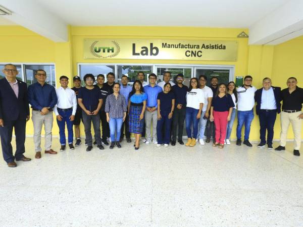 Autoridades académicas de UTH y la Universidad San Carlos de Guatemala, junto a los estudiantes y docentes que participan en esta visita académica.