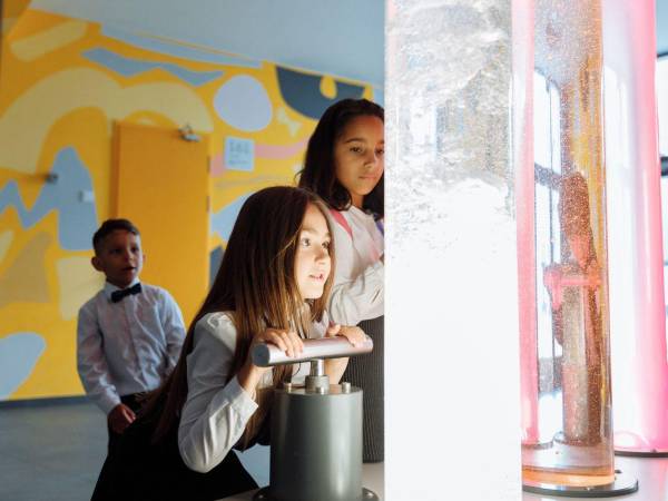 Los museos y las experiencias interactivas acercan el aprendizaje a la realidad. Cuando un niño observa, toca, compara o formula hipótesis, deja de ser un espectador y empieza a construir conocimiento con sentido.