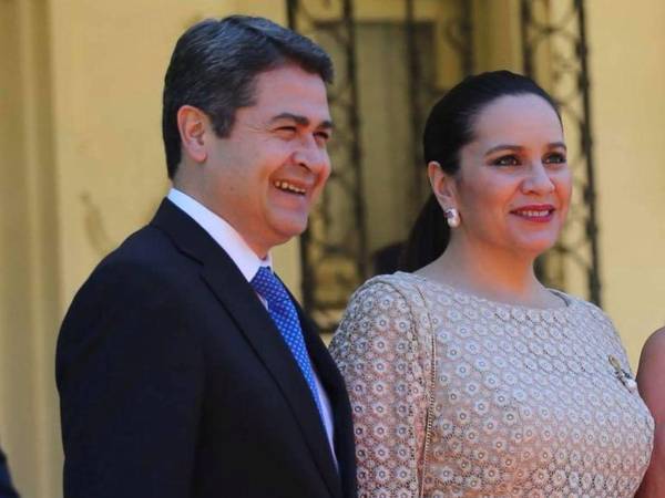 Ana García, esposa del expresidente hondureño Juan Orlando Hernández, indultado por el presidente estadounidense, Donald Trump, y liberado durante las últimas horas, reveló detalles sobre el futuro del exmandatario condenado por cargos de narcotráfico y armas en Estados Unidos.