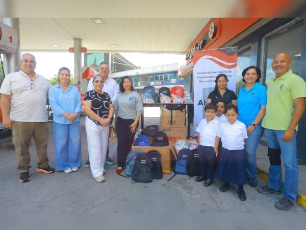 Directivos de la Ahdep entregan mochilas a alumnos de la escuela La Gran Famila y miembros de la organización Misioneros de Esperanza que trabajan con comunidades de El Merendón.