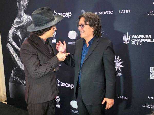 El cantautor español Enrique Bunbury (i) y el presidente del Salón de la Fama de los Compositores Latinos (LSHOF), Rudy Pérez (d), al hablar ayer jueves, 16 de octubre, durante los premios que otorga este Salón, en el Flamingo Theatre, en Miami (EE.UU.).