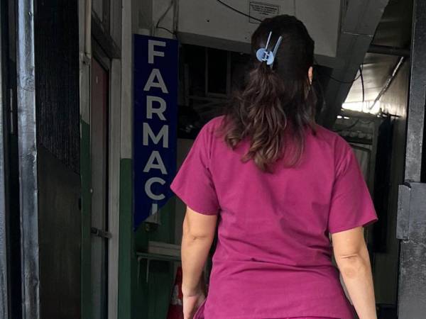 Decenas de personas visitan todos los días entidades, como La Liga Contra el Cáncer, que ofrecen tratamientos oncológicos a un precio inferior a la de los hospitales privados y con menos dificultades que los hospitales públicos.