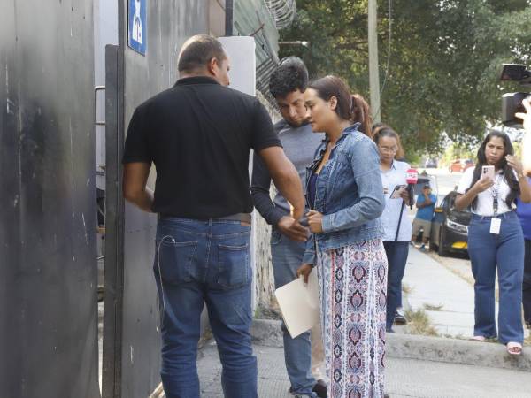 Karina Hércules, hija del comunicador social Javier Hércules Salinas, viajó ayer con otros parientes desde El Salvador a Honduras para reclamar en la morgue sampedrana el cuerpo de su padre.