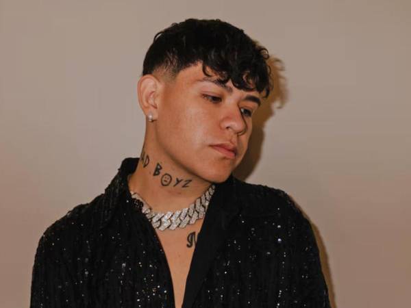 Junior H se ha convertido en uno de los nombres más influyentes de la música regional mexicana contemporánea. El artista, cuyo nombre real es Antonio Herrera Pérez, logró revolucionar el género de los corridos tumbados gracias a una propuesta que mezcla sonidos tradicionales con trap, hip-hop y una fuerte carga emocional que conecta con millones de jóvenes.