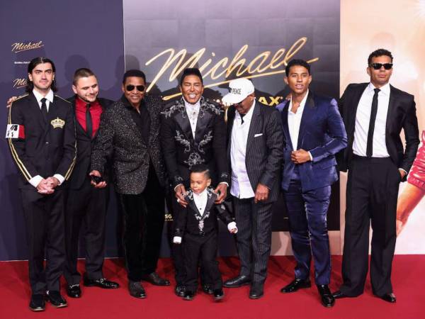 La familia de <b>Michael Jackson</b> volvió a reunirse públicamente en una ocasión especial: el estreno mundial de <i><b>Michael</b></i>, la esperada película biográfica sobre el icónico artista. El evento tuvo lugar el 10 de abril en Berlín y convocó a miles de fanáticos que esperaron en la alfombra roja con atuendos inspirados en el “Rey del Pop”, como chaquetas militares y gafas de aviador.