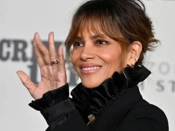Halle Berry luce su anillo valorado en miles de dólares.