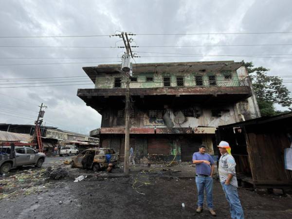 Los trabajos de limpieza por parte de cuadrillas municipales continúan y la Enee realiza trabajos de reconexión del servicio eléctrico.