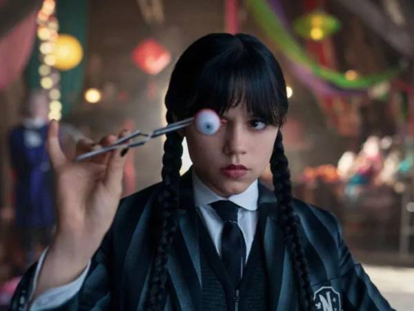 Además de Jenna Ortega, regresan Catherine Zeta-Jones (Morticia), Luis Guzmán (Gómez), Emma Myers (Enid), Fred Armisen (Tío Lucas) e Isaac Ordóñez (Pericles).