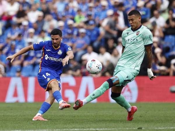 Kervin Arriaga intenta bloquear un disparo de Javi Muñoz del Getafe.