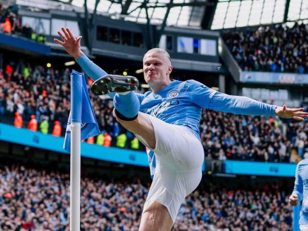 Haaland celebrando uno de sus tres goles marcados ante Liverpool.