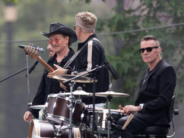 Desde la izquierda, los integrantes de la banda de rock irlandesa U2 The Edge, Bono, Adam Clayton y Larry Mullen Jr participan en la grabación de un video este martes, en Ciudad de México (México).