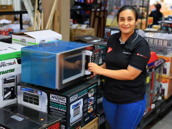 El equipo de ventas de Almacén El Canal está listo para atender a los clientes.