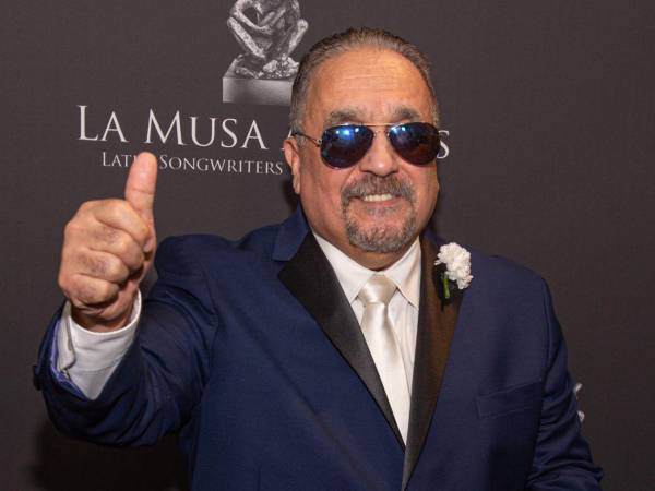 Fotografía de archivo del 24 de octubre de 2019 que muestra al músico y compositor de salsa Willie Colón posan en la alfombra de La Musa Awards en el James L. Knight Center de la ciudad de Miami, Estados Unidos.