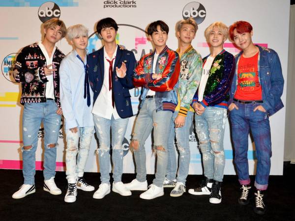 Después de casi cuatro años de pausa como grupo completo, BTS confirmó oficialmente este 13 de enero su regreso a los escenarios con una gira mundial en 2026, una noticia largamente esperada por millones de seguidores en todo el mundo.