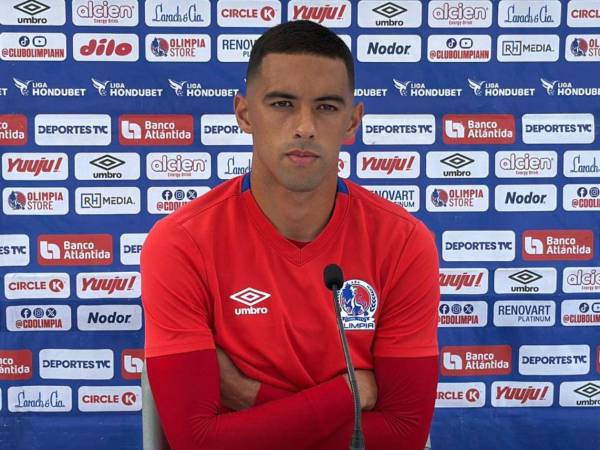 Emmanuel Hernández hablando en conferencia de prensa.