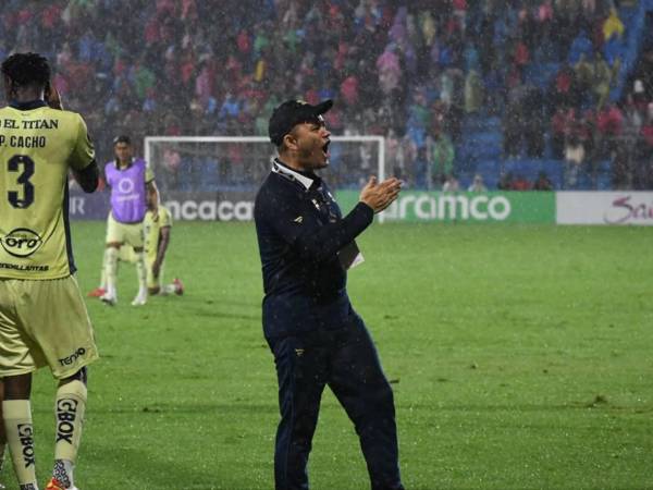 Javier López celebró con los seguidores motagüenses, quienes hicieron sentir su presencia y respaldaron al Ciclón durante todo el partido ante Municipal.