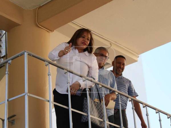 La exdiputada al Parlamento Centroamericano, Gladis Aurora López, reapareció este miércoles 15 de abril en las instalaciones del Congreso Nacional de Honduras, luego de varios meses alejada del hemiciclo tras el atentado con explosivo que sufrió a inicios de año.