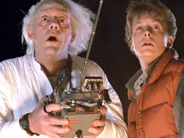 Si existe un científico capaz de viajar por el tiempo y permanecer inmortal en la cultura pop, ese es Doc Brown. En su cumpleaños, repasamos los momentos más icónicos del personaje de Volver al Futuro y exploramos otros inolvidables proyectos que consolidaron a Christopher Lloyd como una de las grandes leyendas de Hollywood.