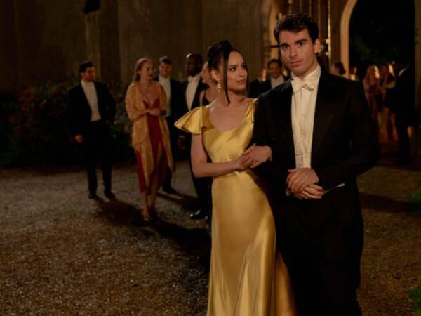 Fotograma cedido por Netflix donde aparece Sofia Carson como Anna y Corey Mylchreest como Jamie durante una escena de la película 'My Oxford Year'.