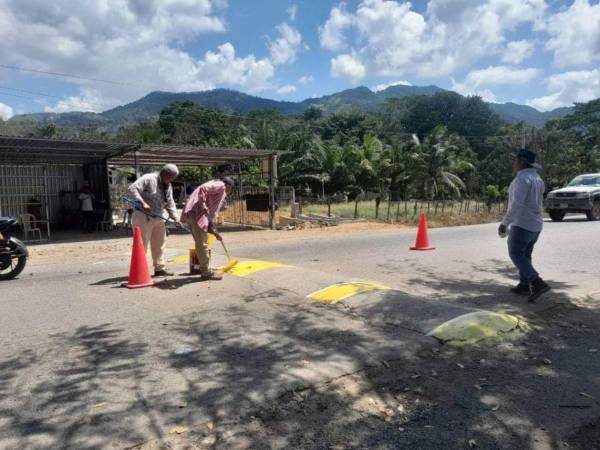 Ciudadanos instalan túmulos artesanales en una carretera de Honduras. Fotografía utilizada con fines referenciales.