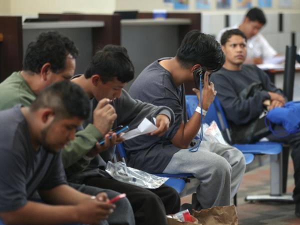 Ciudadanos mexicanos deportados de El Paso, Texas, Estados Unidos, esperan en el Centro de Recepción de Personas Migrantes Retornadas en Ciudad de Guatemala, Guatemala.