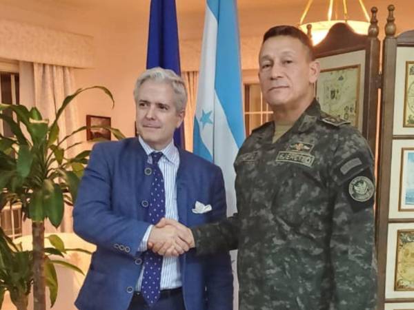 El embajador de la Unión Europea en Honduras, Gonzalo Fournier Conde, y el general Héctor Valerio.