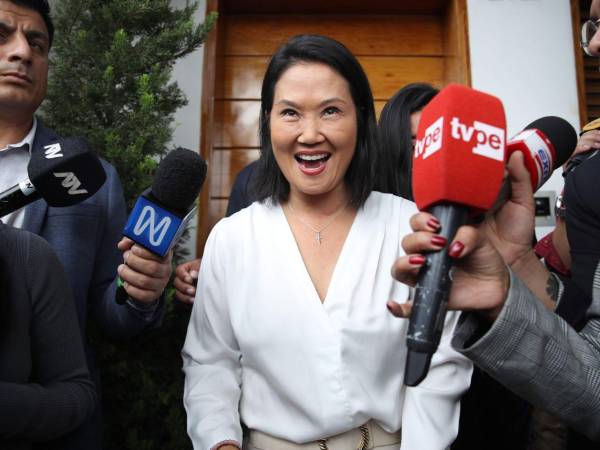 ata derechista<b> Keiko Fujimori</b> ​​​​​​habla con medios de comunicación en Lima.