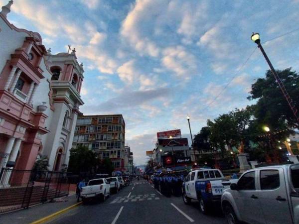 El clima en San Pedro Sula inició la semana con intensas lluvias y cielo nublado, marcando una transición hacia días más cálidos.