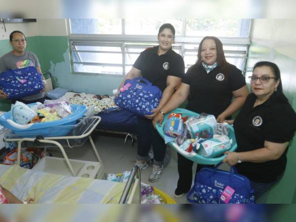 Fundación Osovi entrega donativo a madre de trillizos en el hospital Mario Catarino Rivas.