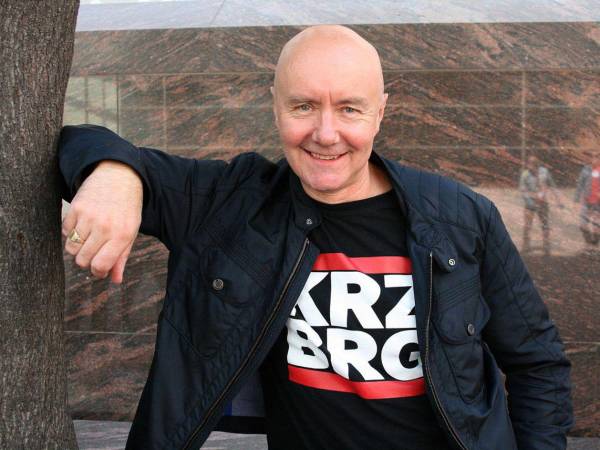 “Realmente me sorprende que la gente siga interesada y me pida que siga escribiendo. Lo seguiré haciendo felizmente mientras sigan interesados”, expresó durante su visita a México,Irvine Welsh.