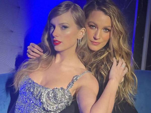 La cantante Taylor Swift habría insultado al actor y director Justin Baldoni en un mensaje de texto enviado a la actriz Blake Lively, según documentos judiciales revelados el martes.El equipo legal de Baldoni sostiene que Lively pidió a Swift que firmara una versión revisada del guion de It Ends With Us previamente, en un momento en el que la cantante se dirigía a la casa de la actriz, donde también se encontraba el propio director. De acuerdo con esa versión, Swift habría accedido, respondiendo: ¡Haría lo que fuera por ti!.