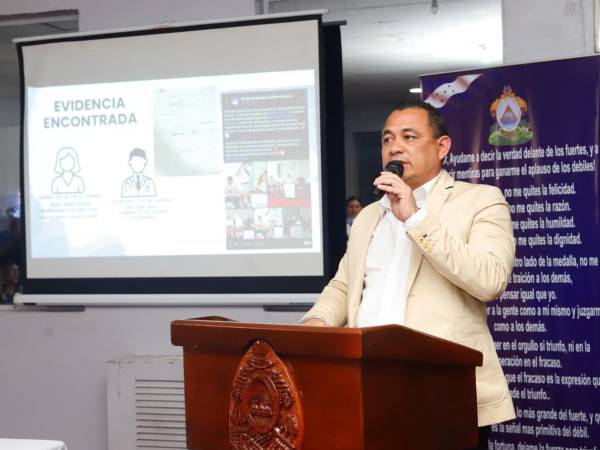 El director departamental de Educación de Cortés, Rafael Rodríguez, durante la conferencia de prensa.