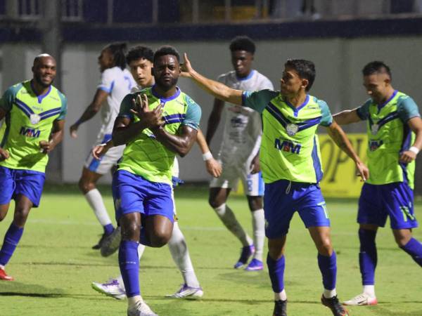Clayvin celebrando con sus compañeros del Olancho FC el gol que les dio el triunfo ante Victoria.