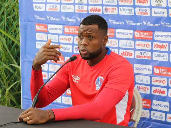 Yustin Arboleda hablando en conferencia de prensa del Olimpia.