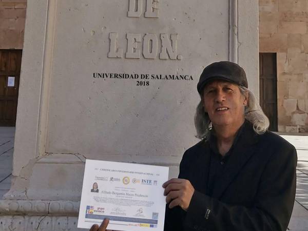 Alfredo Haces con su certificado internacional en IA.