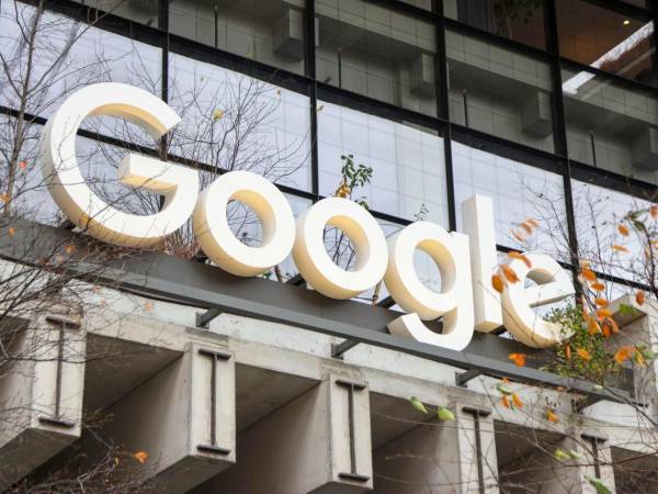 Fotografía de archivo del logo de la compañía Google en la entrada principal de su sede en la Terminal de San Juan, en Manhattan (Nueva York, EE.UU.).