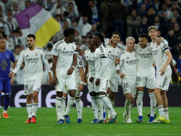 Jugadores del Real Madrid celebrando el gol de Mbappé ante el Mónaco por la Champions League.