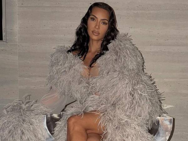 Kim Kardashian causa locura con su ropa interior con vello púbico sintético.