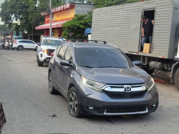 Esta camioneta sin placa fue retirada tras la acción policial de este miércoles.