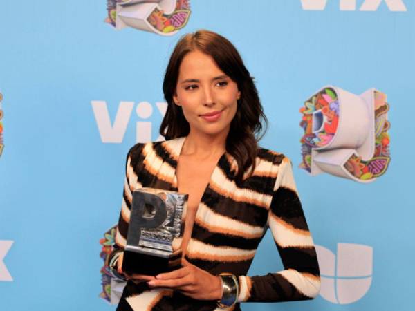 Majo Aguilar posa con el premio a canción mariachi durante los Premios Juventud en Ciudad de Panamá (Panamá).