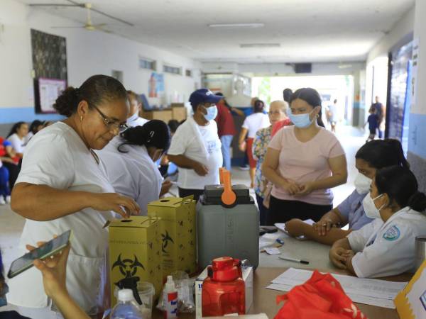 Personal de salud aplica vacunas a pacientes en el policlínico Miguel Paz Barahona en una fotografía de archivo.