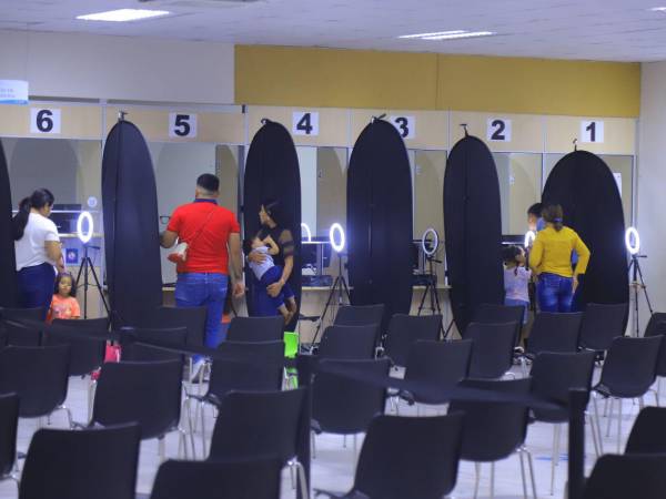 Si planea viajar y no cuenta con un pasaporte, lo primero que debes hacer es comprar la cita en cualquier agencia de estos bancos autorizados: Banrural, Atlántida, Occidente, Banpaís, Davivienda, Ficohsa, Banhcafé y Lafise. El costo de la cita para un pasaporte con vigencia de cinco años es de 35 dólares y por 10 años de 50 dólares.