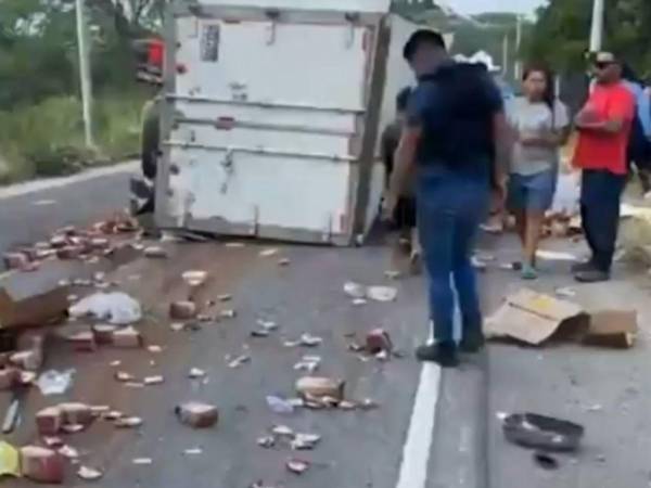 El camión transportaba alimentos, los cuales quedaron dispersos sobre el pavimento tras el impacto.