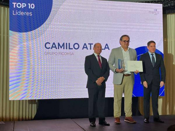 German Castañeda, VP de Comunicación corporativa, en representación de Camilo Atala, presidente de Grupo Ficohsa, recibió el reconocimiento de parte de los representantes de MERCO.