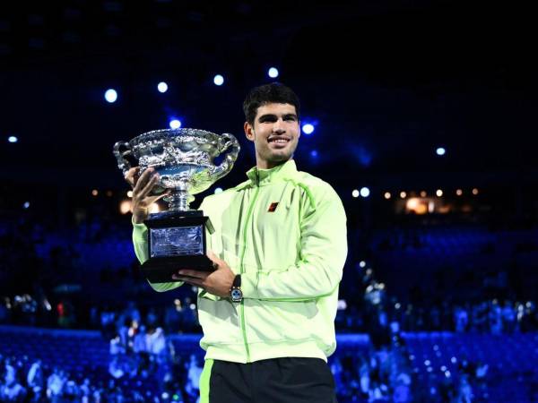 Carlos Alcaraz levantando el trofeo del Abierto de Autralia.