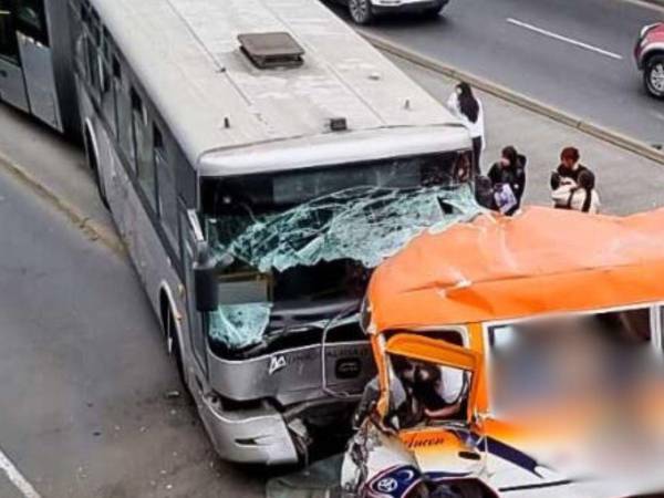 El accidente se produjo en una vía a desnivel de la avenida Alfonso Ugarte, a la altura de la Plaza 2 de Mayo.