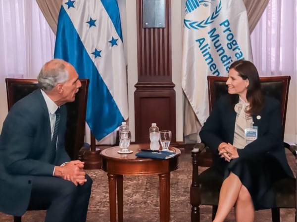 Nasry Asfura, presidente de Honduras y Lena Savelli, directora regional del Programa Mundial de Alimentos de Naciones Unidas (PMA/WFP).