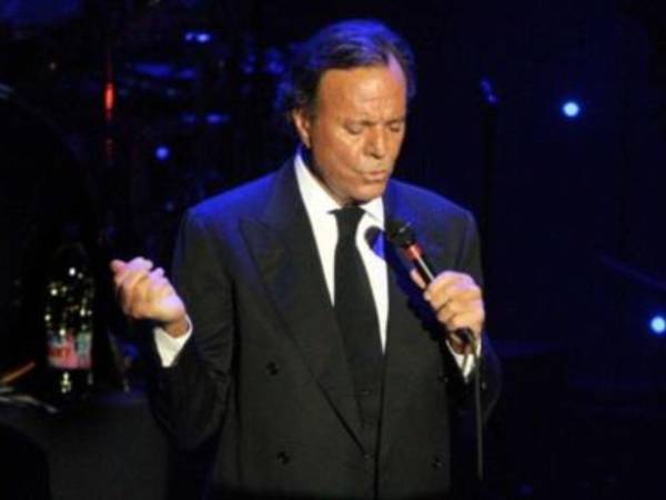 El cantante español <b>Julio Iglesias en una foto de archivo durante un concierto.</b>